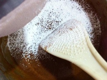 step3: 然後篩入低筋麵粉。