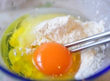 step2: 將鬆餅粉、白砂糖、橄欖油、雞蛋與適量的冷水攪拌均勻成餬狀