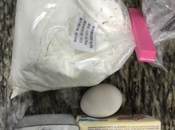 step1: 先準備材料，低筋粉150克鹽兩克糖10 克 蛋一隻 牛油80克，可以做八至九吋的模 全部材料攪勻放入雪櫃雪三小時備用