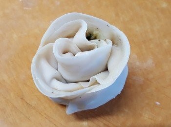 step9: 將玫瑰餃整理好，花瓣微微向外彎，會更似玫瑰。