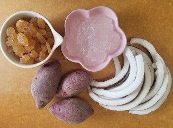 step1: 先將雪燕用水浸過夜。