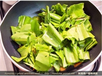 step3: 先將山蘇頭段部分入鍋翻炒，最後再放入尾段部分來翻炒。