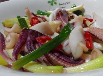 step2: 倒入橄欖油，放入蒜頭爆香，等香氣出來時再依序放入透抽、青蔥，加入少許米酒、塩巴、糖、香油，即可呈盤上桌享用香噴噴極美味的青蔥炒透抽！！