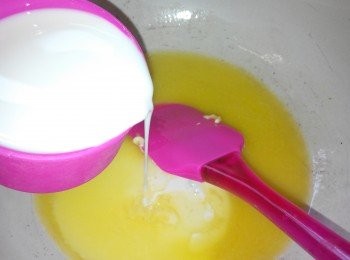 step1: 将牛油放入己小火预热的锅子里关火。融化后加入冷奶，糖和盐搅拌均匀，直至完全溶解。