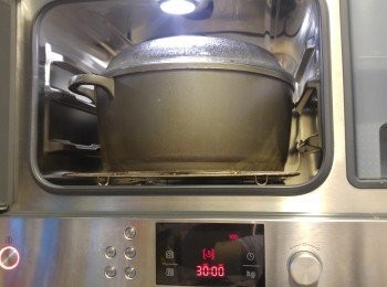 step3: 從蒸爐攞出,可用快子插脾位看看有沒有血水滲出,如沒有血水代表巳熟。