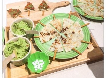 step5: 聖誕樹製法：
材料：
牛油果醬1茶匙
紅椒10g（切粒）
印度酥餅1塊
餅乾條4條
做法：
1.先將紅椒切粒備用。
2.將酥餅煎至二邊金黃色備用
3.將酥餅分成8分（四刀）
4.在酥餅的底部用小刀開一小孔將餅乾條放入內
5.將牛油果醬放上，加以紅椒粒裝飾即成。