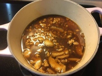 step7: 之後加入米酒、水、蠔油煮滾後，加蓋以細火煮約45分鐘