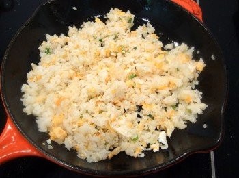 step11: 利用蛋汁包覆米飯,快速拌炒,可炒出粒粒分明不沾鍋的炒飯。