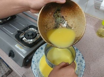 step2: 將蛋液過篩在深碟內，