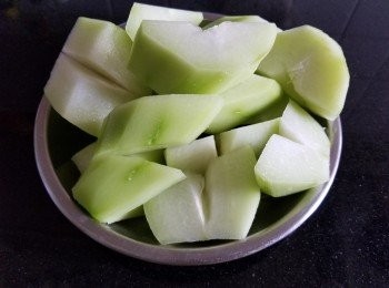 step1: 佛手瓜，清洗後去皮切件