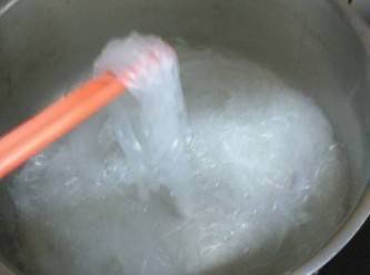 step4: 清雞湯煮至微熱，離火；
將粉絲洗淨瀝幹水，放入清雞湯浸至發，再剪短