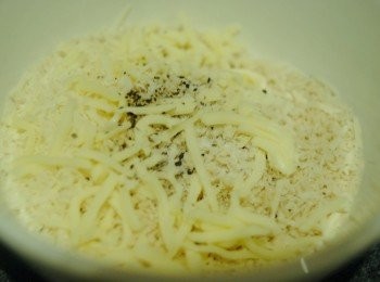 step2: 在另一碗內，將芝士，麵包粉糠，鹽及黑胡椒粉拌勻