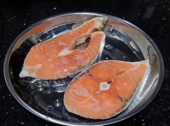 step1: 首先將冰硬的三文魚扒解凍，(魚解凍時候是不需要加鹽水來解凍)，直接静止擺放喺廚房隻碟上，好快就可以解凍完。