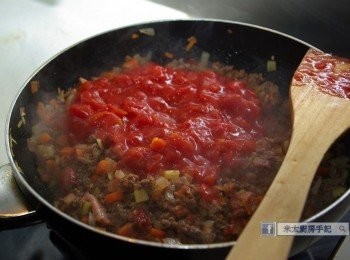 step4: 下番茄膏和番茄炒勻。
