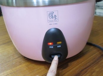 step4: 蓋上鍋蓋，按下電源開始蒸煮，約20分鐘後....