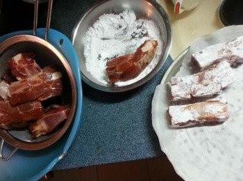 step2: 金沙骨隔去汁液,沾滿生粉放在牛油紙上(此動作必須要入爐前才做)