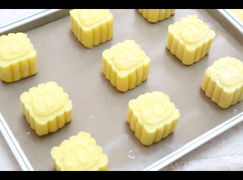 step11: 預熱焗爐230'C，放入月餅以230'C焗5分鐘。