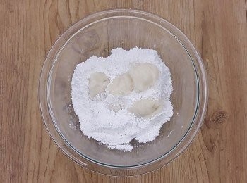 step8: 將粿粹放入糯米粉裡,開始搓揉...