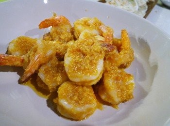 step6: 把蛋黃和蝦仁回鑊炒1分鐘, 使蝦仁掛在蝦身便完成了~