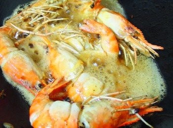 step2: 起150度油鍋~泰國蝦炸至變紅全熟撈起備用~要小心蝦子含水份會噴喔~