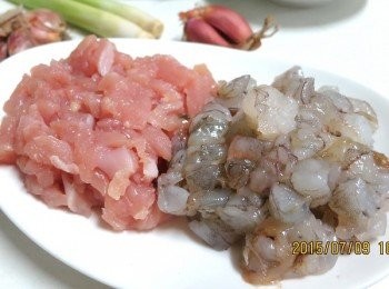 step3: 雞肉和蝦子切小丁