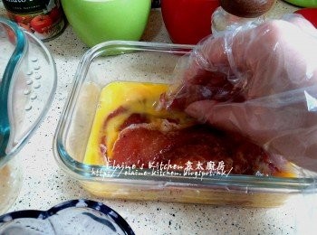 step3: 兩隻雞蛋打成蛋液 , 將醃好的豬扒逐一沾上蛋液及麵粉