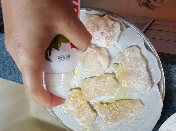 step4: 將魚塊放上牛油紙上,(用牛油紙作用是妨痴底)再噴上油或用油掃印上油