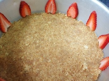 step7: 將適量士多啤梨片擺在蛋糕模圍邊