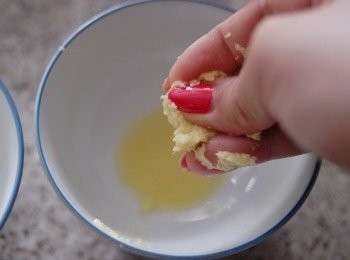 step3: 用手將薑蓉擠出薑汁即成！