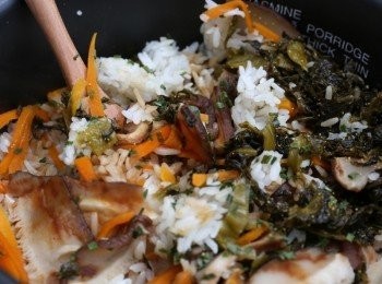 step3: 可用先前留起的浸菇水煮飯。(水量比平時要少一點點。)