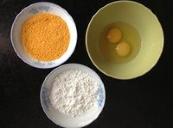 step4: 醃製完後，將麵包糠、生粉和打散的雞蛋液分別倒入盤子裡。