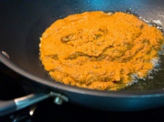 step6: 蝦湯底煲好後就真係嚟料整個喇沙啦！中大火燒熱個鑊，落油炒香喇沙醬同頭先啲蝦米。