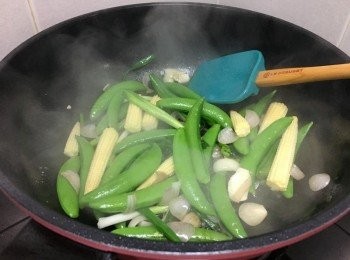 step2: 燒熱油鑊, 中火先爆香乾蔥頭及蒜頭快炒, 再加入蜜糖豆及粟米仔快炒2-3分鐘, 期間太乾身可以加少許水,