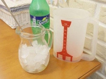 step3: 杯中加入適量冰塊後加入蜂蜜~~倒入葡萄柚汁與適量的雪碧或氣泡水攪拌均勻即完成^^"