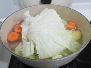 step1: 首先在鍋內倒入適量的水..放入玉米.切塊狀的蘿蔔及高麗菜~~ 煮約20分鐘完成蔬菜高湯!!!