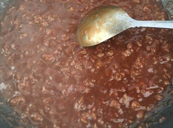 step5: 加入黑胡椒碎和1茶匙白糖炒勻。此時鍋中湯汁比較多，中小火熬煮約30-40分鐘左右。