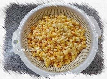 step1: 洗淨粟米，不要用刀切，因為底部的胚芽營養價值高，用筷子挑出粟米粒就可以