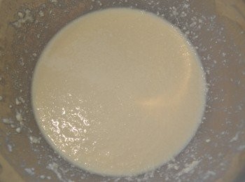 step2: 將豆漿和豆腐放進攪拌盆中用手動打蛋器打成泥狀。