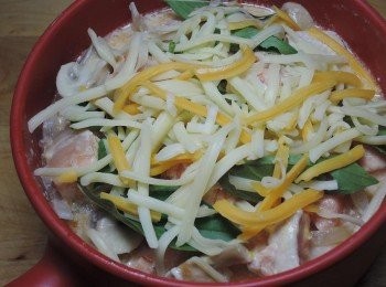 step6: 倒入器皿中，上頭鋪上一些披薩起司，烤箱180度烤20分即可