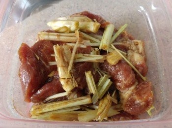 step2: 將醃料混合（生粉/油 除外），試味， 將醃料與豬扒混合, 加入香茅段撈勻， 用保鮮紙蓋好，最少醃2小時---------**醃料要帶點甜味, 煎好才會有焦糖化的甜味.  我習慣將醃汁調好, 試啱味先醃肉, 咁就最安全.