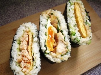 step8: 三種口味的做法 
左：白飯、黃瓜片、鮭魚、蛋皮、黃瓜片、白飯 中：白飯、青江葉、荷包蛋、蜜汁雞腿排、青江葉、白飯 
右：青江菜拌飯、蛋皮、明太子、青江菜拌飯