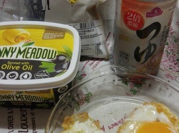 step1: 燒熱鍋，下油，打落雞蛋，煎几秒至蛋白離鍋，蛋黄未熟即可剩起。