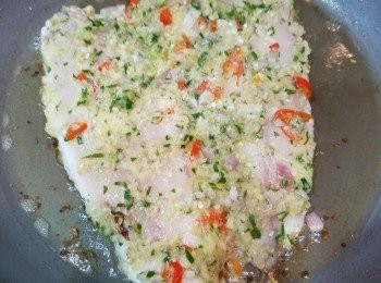 step4: 將醃好魚塊放鑊煎香魚皮一邊。
當魚皮煎至金黃，取出。
預熱焗爐220度，把魚塊放入焗爐，焗5-7分鐘，取出。
食前在魚上面搾青檸檬汁。