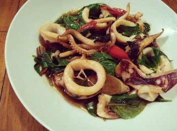 step3: 最後，放入九層塔再和所有<span class="group_1">食材</span>一併快炒約1-3分鐘，即可盛盤享用天然又養生美味的－「三杯黑蒜小管」【澎湖野生水產】。