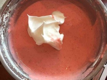 step3: 然後把蛋白糊和蛋黃糊用fold and cut方法，拌勻。首先可拎6分之一的蛋白糊加入蛋白糊攪拌，令蛋黃糊質感像蛋白糊一樣，容易拌好。記得過程要既快又輕手，不要緊張，要慢慢練習。