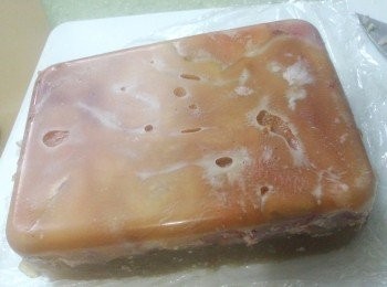 step8: 第二天取出步驟(6)，用小刀沿着四邊割下去，翻轉拍打一下盒子，肴肉脫出後切成小件便成。