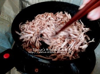 step10: 用慢火慢慢炒至微黃色(約10分鐘 , 期間需用筷子不斷拌勻以免沾鑊變焦)
