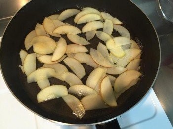 step2: 將蘋果片放入平底鍋中, 再加入砂糖, 檸檬汁和一點水之後小火將蘋果片煮約1~2分鐘, 至蘋果稍微變軟入味後盛起放涼 (瀝乾多餘水份)