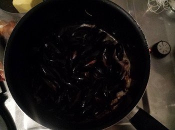 step4: 乾蔥片炒至金黃後,下白酒煮滾加入青口, 蓋上鍋蓋煮10分鐘