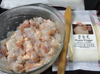 step4: 準備好後就可以包，每粒雲吞要豬肉同蝦肉都平均一點，將肉放於雲吞皮中心，之後用手的虎口位揸埋雲吞皮便可